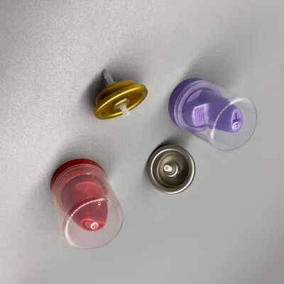 Valve de distribution d'aérosols haut de gamme avec un diamètre de tasse de 25,4 mm, une couleur d'actionneur personnalisable et un ressort en acier inoxydable pour mousse capillaire